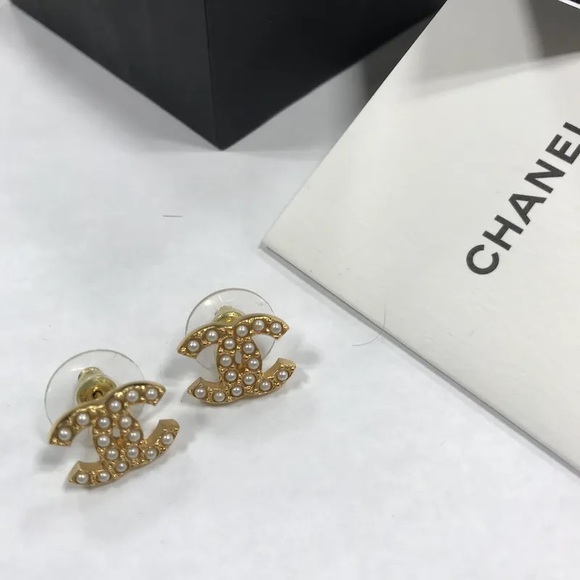 CHANEL CC Pearl Authentic Earrings/Gold - Picture 2 of 5